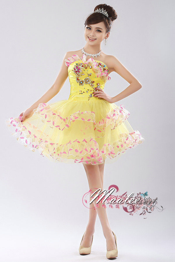 พร้อมเช่า ชุดแฟนซี เช่า 500 ชุดราตรีสั้น แบบเกาะอก กระโปรงสุ่ม ผ้าโปร่ง ปักลูกปัดและดอกไม้ สีเหลือง