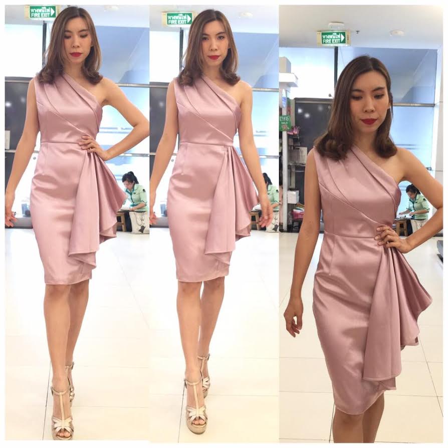 พร้อมเช่า ชุดเดรสสั้น เดรสไหล่เดียว ผ้าดัชเชส แพทเทิร์นเนียบ แต่งระบายสะโพก สีชมพูอมม่วง