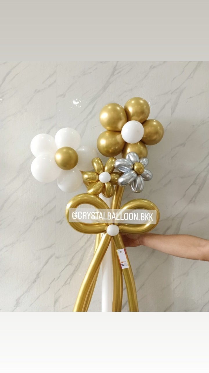 สั่ง Flower Balloon Medium Bouquet ช่อ 4 ดอก โทนสีเงิน-สีทอง พร้อมตกแต่ง สามารถเปลี่ยนสีลูกโป่งได้