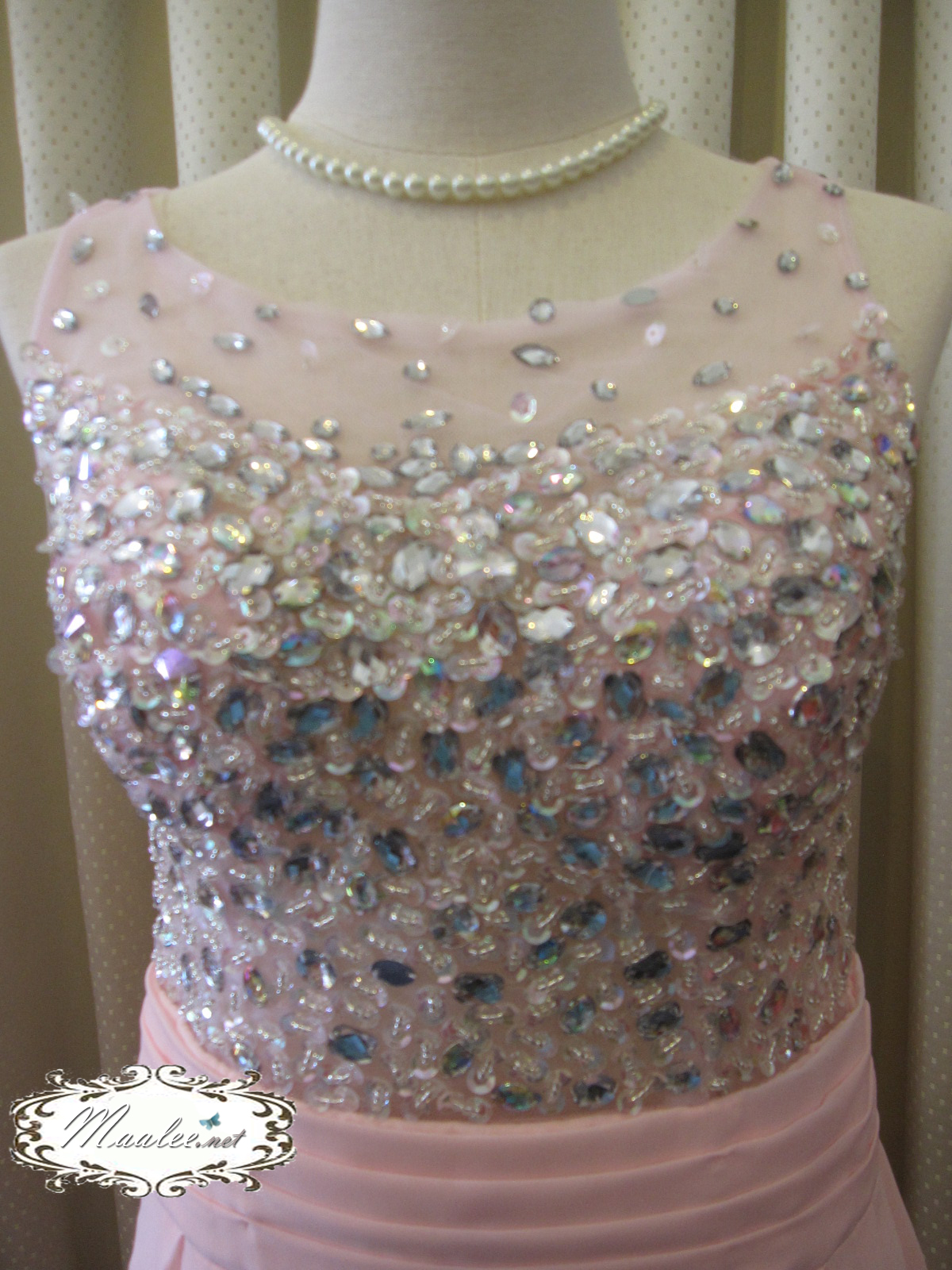 พร้อมส่ง ชุดราตรียาว สีชมพู ปักเลื่อมช่วงอก ด้านหลังเป็นซีทรู สวยหวาน (ซิปข้างลำตัว)