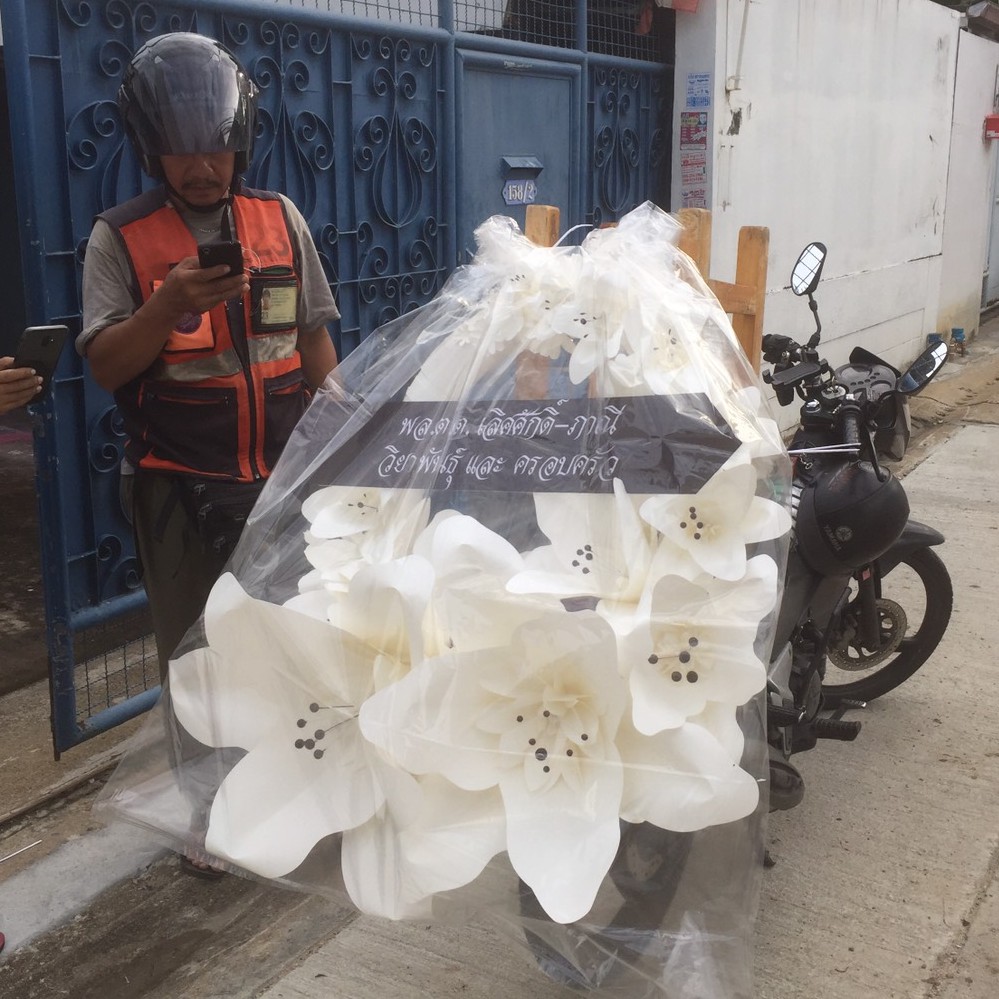 พวงหรีด - ลิลลี่ขาว | พวงหรีดดอกไม้กระดาษ | ส่งฟรีเฉพาะพื้นที่กรุงเทพฯ-ปริมณฑล