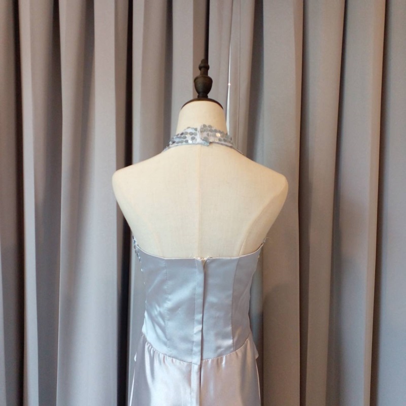 พร้อมเช่า ชุดราตรียาว สีเงิน คล้องคอ ปักเลื่อมช่วงอก กระโปรงผ้าซาติน ทรง A