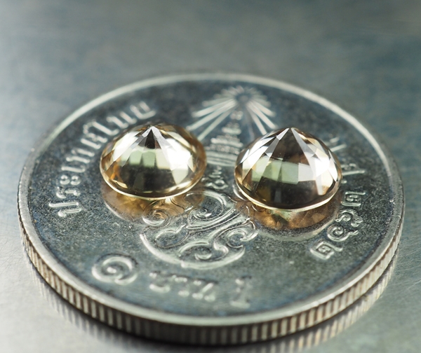 เพทายกัมพูชา 2 กะรัต 2 ชิ้นสีน้ำตาลอ่อน (0938)