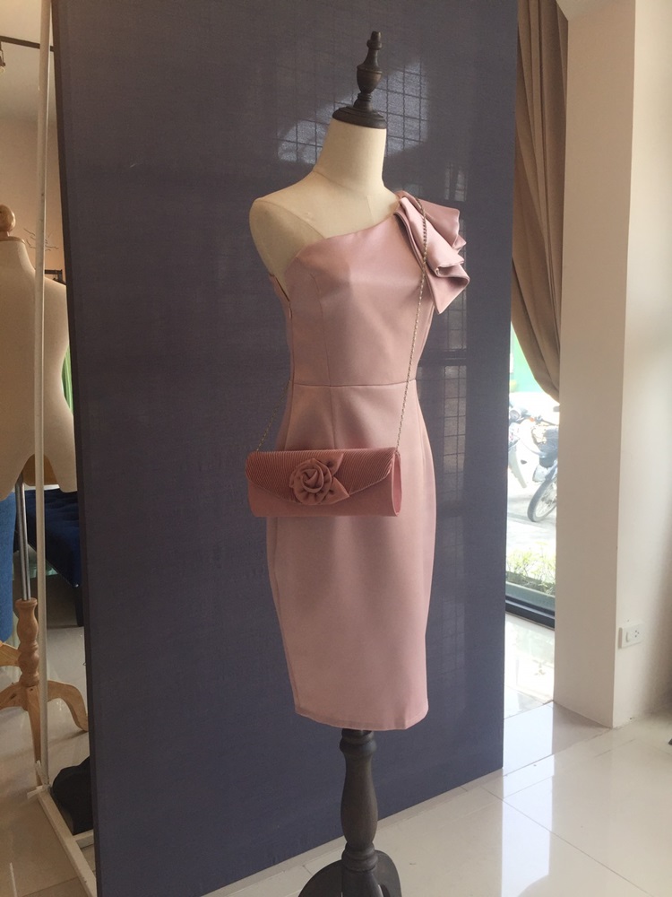 พร้อมเช่า ราตรีสั้น เดรสไหล่เดียว ผ้าดัชเชส ทรงเข้ารูป แต่งระบาย สีชมพู