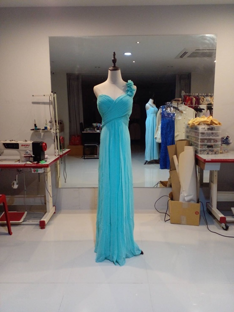 พร้อมเช่า ชุดราตรียาว เกาะอก ไหล่เดียว สีฟ้า จับเดรปไขว่ช่วงหน้าอก แต่งดอกไม้ช่วงไหล่ (XL - 4XL)