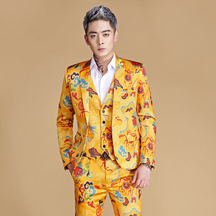 พร้อมเช่า ชุดสูทจีนชาย สีเหลืองทอง พิมพ์ลายกราฟฟิก สไตล์จีน *ไม่มีเสื้อกั๊ก*