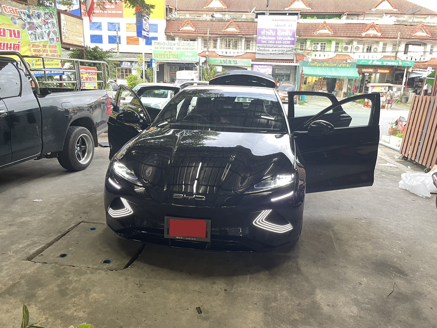 พรมปูพื้นรถยนต์ BYD Seal (บีวายดี ซีล) ปูพรมVVIP สีดำด้ายดำ ในห้องโดยสาร