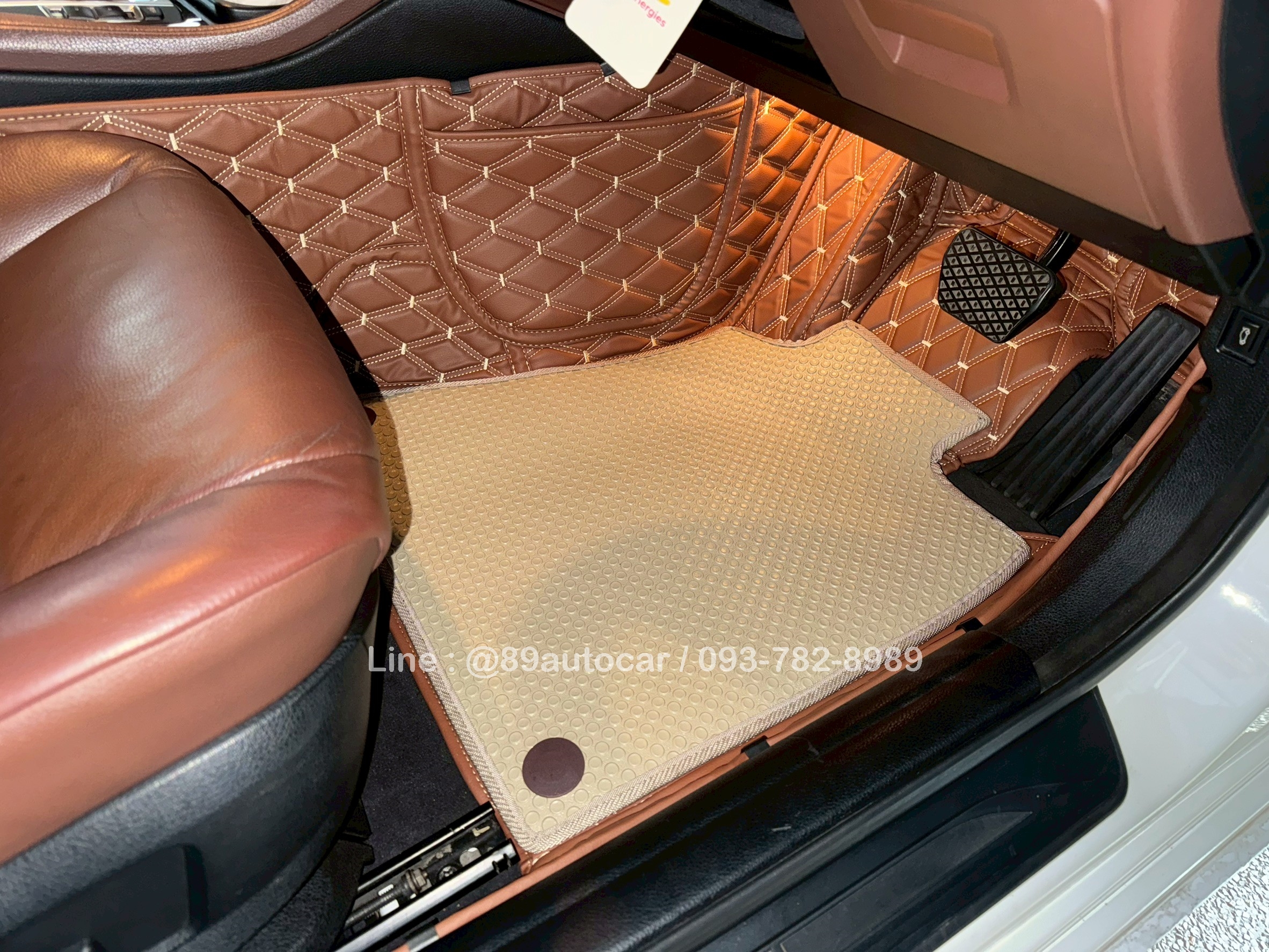 พรมรถยนต์ BMW 520d F10 ปูพรมVVIP สีน้ำตาลเข้มด้ายทอง + ท้าย กระดุมเล็ก PVC แท้ สีครีม
