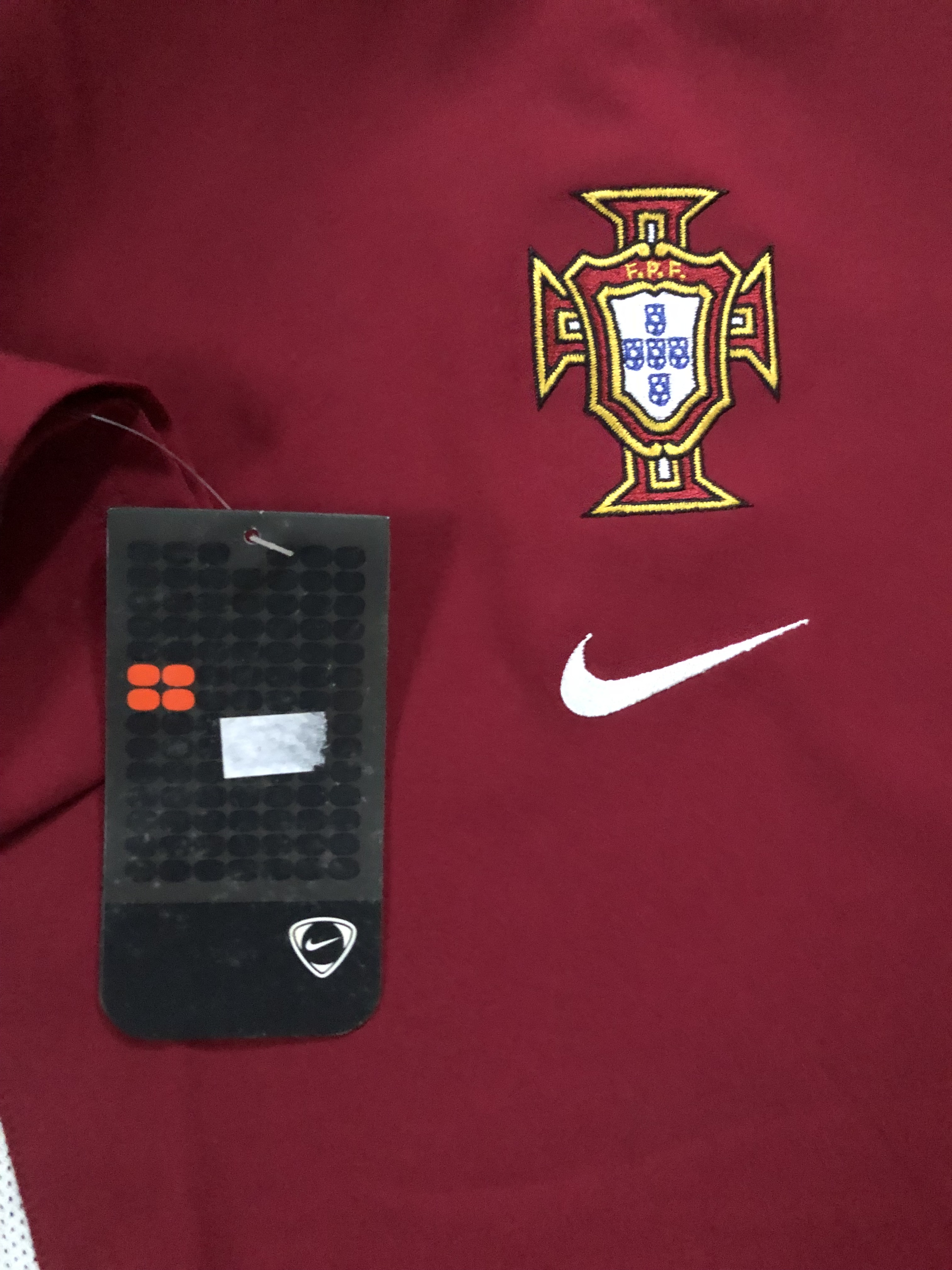 เสื้อฟุตบอล ทีมชาติโปรตุเกส ชุดฝึกซ้อม ชุดลุยศึกฟุตบอลโลก 2002 ใหม่ L-Size / PORTUGAL Football Shirt Training Kit World Cup 2002 Jersey NEW L-Size