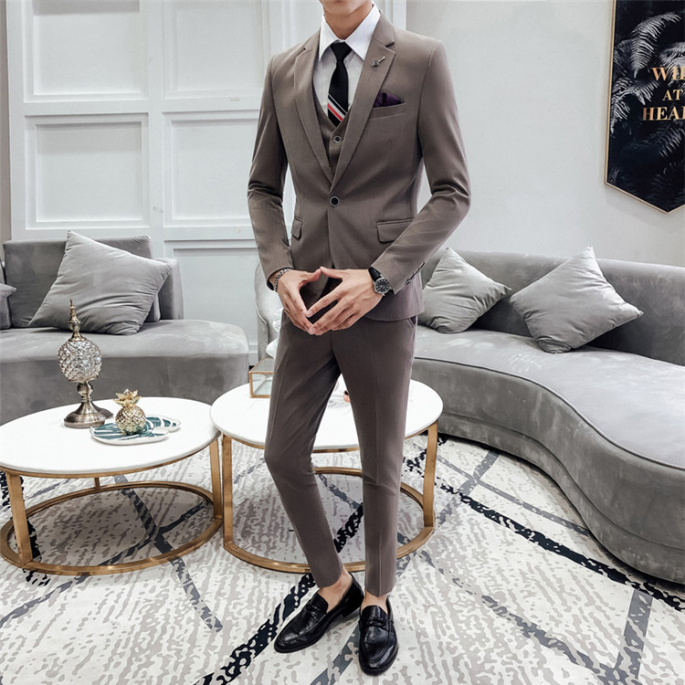 พร้อมเช่า ชุดสูทชาย สีน้ำตาล ทรงเข้ารูป สไตล์เกาหลี พร้อมเสื้อกั๊ก