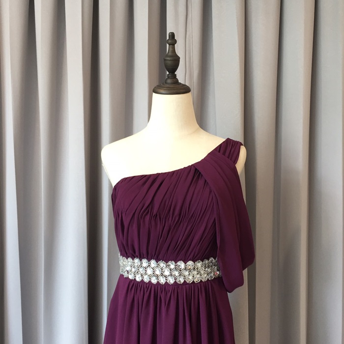 พร้อมเช่า ชุดราตรียาว เกาะอกไหล่เดียว อกจับจีบ เปิดไหล่ซ้ายแบบเปรี้ยว ปักเลื่อมช่วงเอว สีม่วง