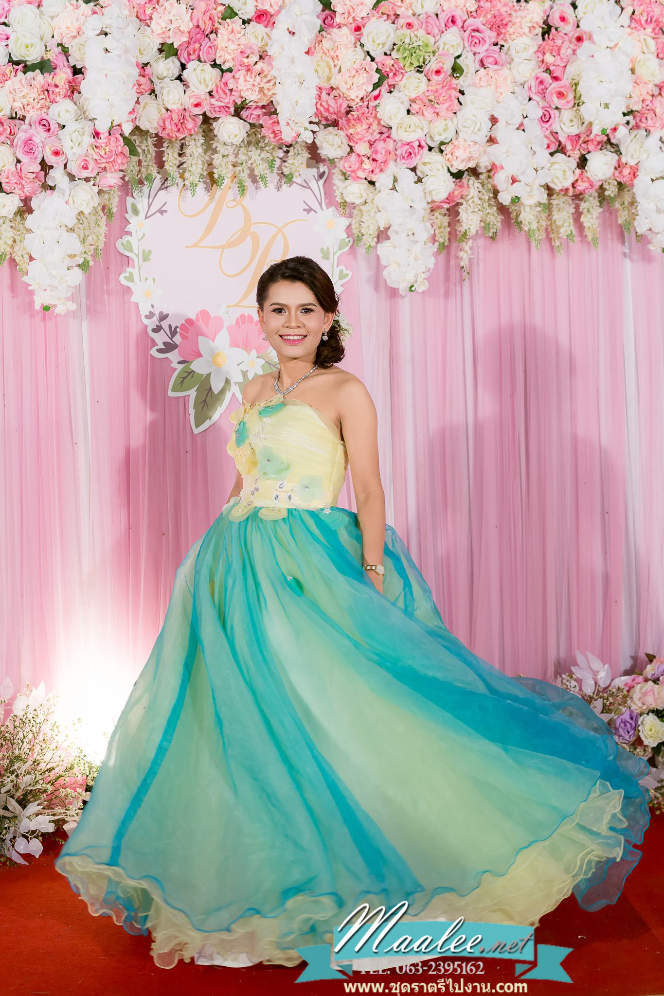 พร้อมเช่า ชุดแฟนซี ชุดราตรียาว เกาะอก แต่งดอกไม้ช่วงบน กระโปรงพองสวย