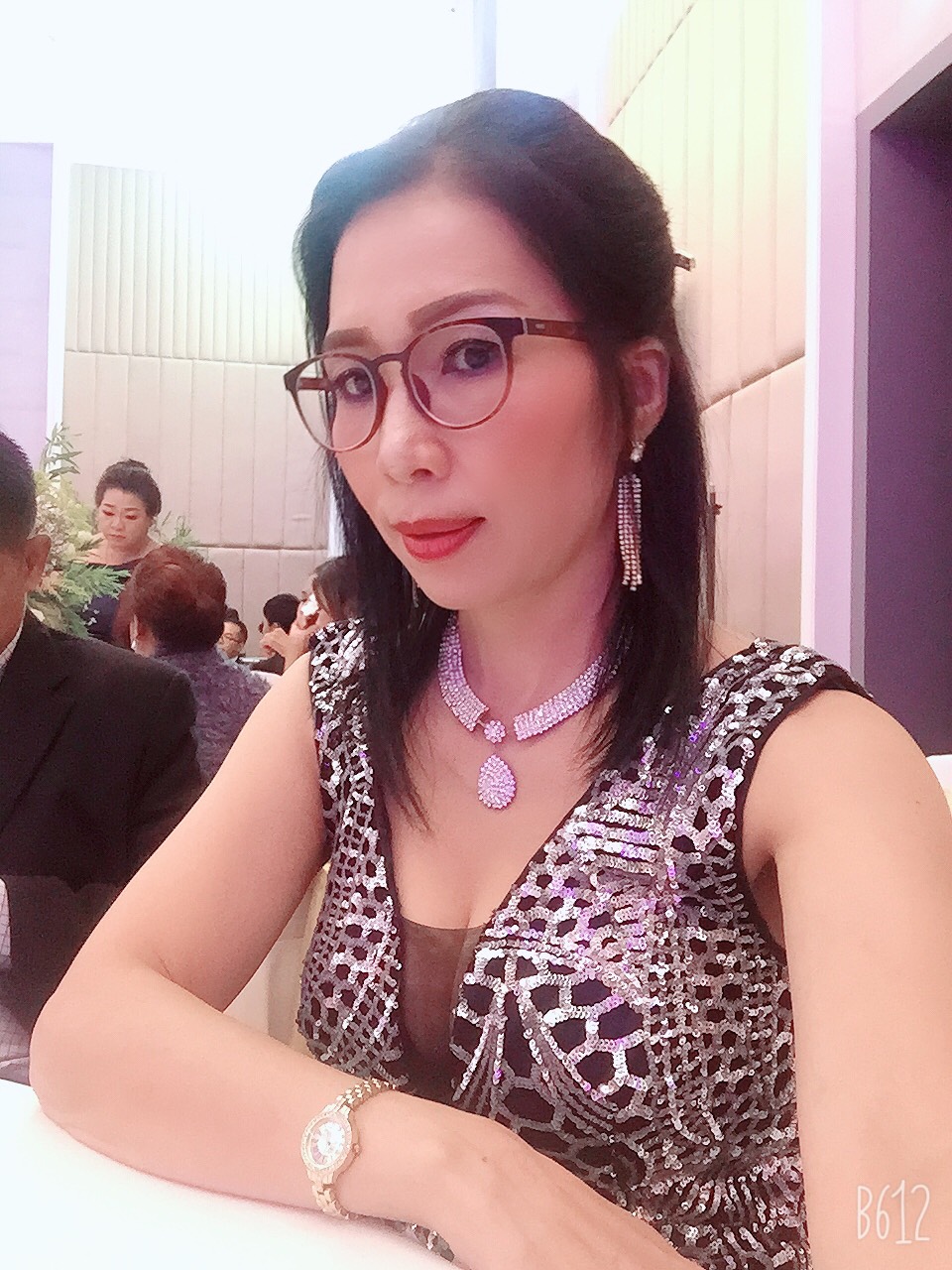 พร้อมเช่า ชุดราตรียาว ชุดออกงานกลางคืน งานพรอม แบบแขนกุด สีดำปักเลื่อมทั้งชุด หรูหรา Sexy แหวกหน้าขา โชว์หลัง