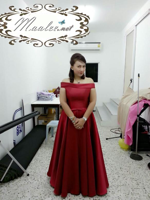 พร้อมเช่า ชุดราตรียาว แบบไหล่ปาด สไตล์วินเทจผ้าไหมดัชเชส กระโปรงทรงA แต่งโบว์2ชั้น ช่วงเอว สีไวน์แดง (เชือกผูกหลัง)