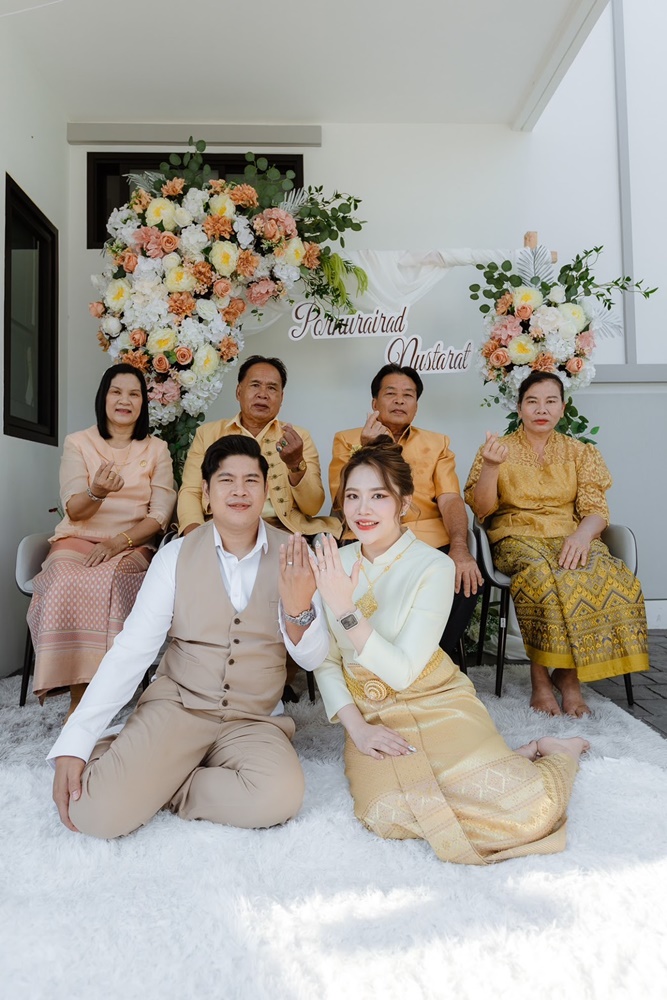 พร้อมเช่า ชุดแต่งงานไทยประยุกต์ สีทอง แขนยาว
