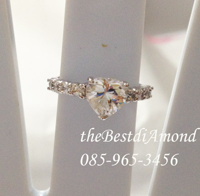 BR427RD++แหวนเพชรCZ รูปหัวใจ มีบ่าข้างแบบทันสมัย ดูดี intrend มากๆๆ แบบออกมาจากร้านจิวเวลลี่เลย เพชรสวยวิ๊งๆ ใส่ติดนิ้วได้เลยค่ะ สวยสุดๆ