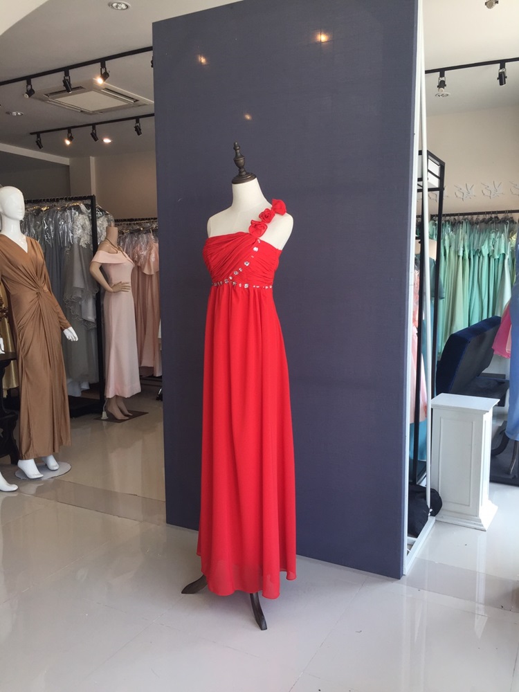พร้อมส่ง ชุดราตรียาว เกาะอก ไหล่เดียว จับจีบเก๋ แต่งแถบคริสตัลช่วงอก สีแดง