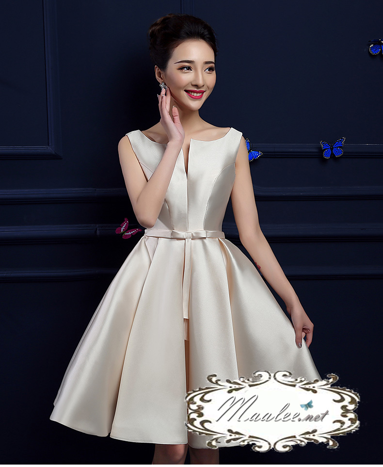 พร้อมเช่า ชุดราตรีสั้น แบบแขนกุด ผ้าซาตินเรียบหรู กระโปรงทรงA แต่งโบว์2ชั้น ช่วงเอว สีครีม Champagne (เชือกผูกหลัง)