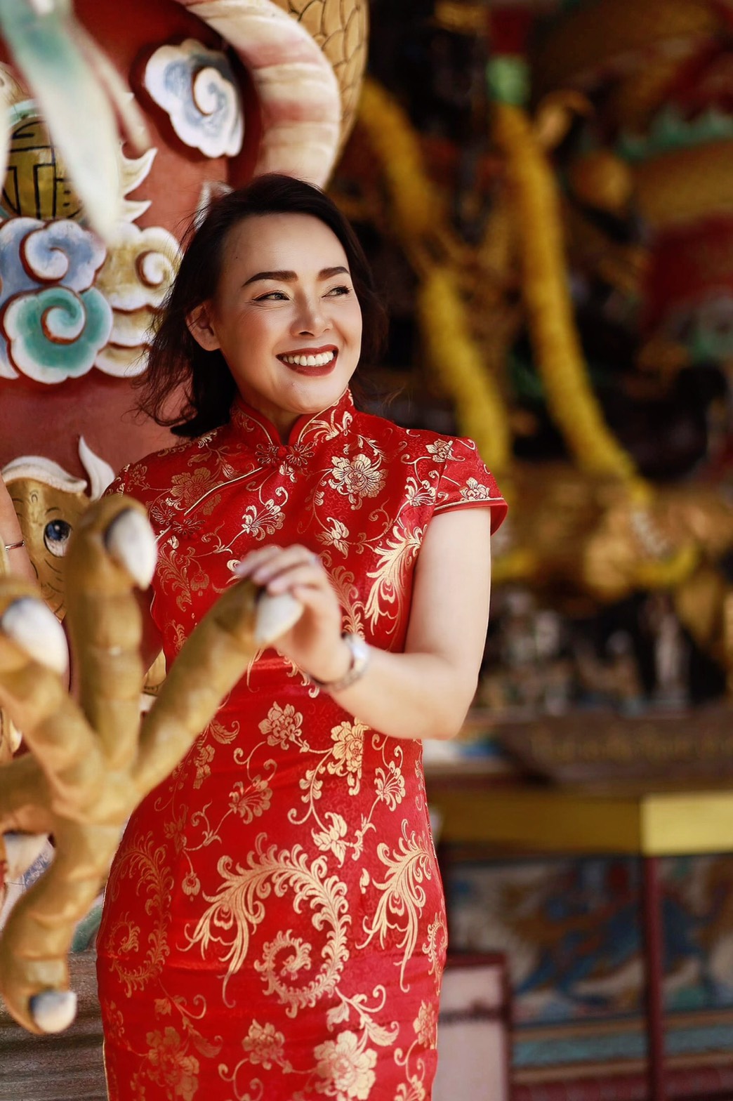 พร้อมส่ง กี่เพ้า สีแดง ผ้าไหมจีน ทอลายดอกไม้ สีทอง กุ๊นขอบ ตัดเย็บอย่างดี (2XL)