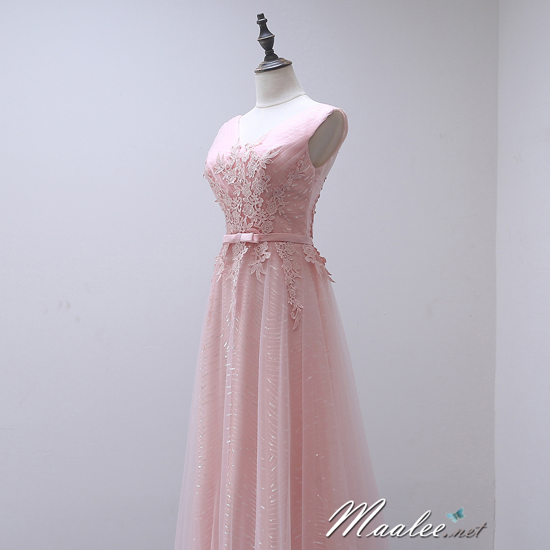 พร้อมเช่า ชุดราตรียาว แขนกุด สีชมพู แต่งลายลูกไม้ ผ้าตาข่าย ข้างในปักเลื่อมสวย