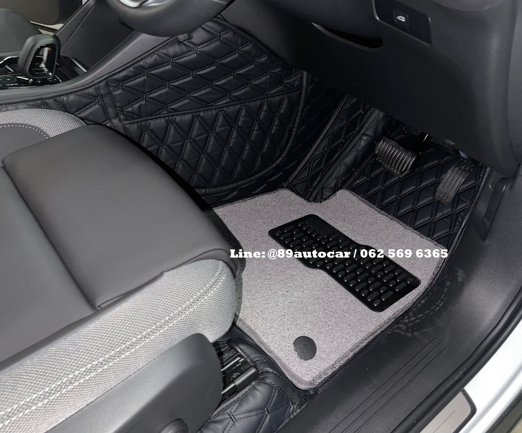 พรมปูพื้นรถยนต์ Volvo XC40 Recharge 2024 ปูพรมVVIP สีดำด้ายดำ เสริมด้วยพรมไวนิลดักฝุ่นสีเทา เต็มคัน