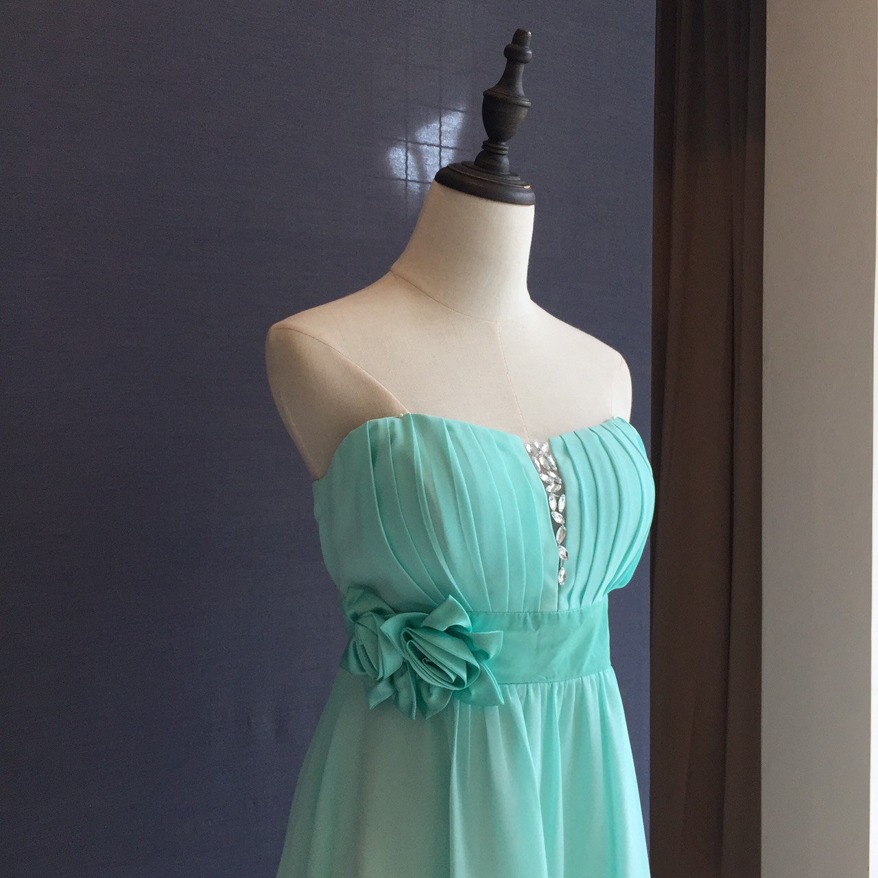 พร้อมส่ง ชุดราตรีสั้น ชุดเพื่อนเจ้าสาว สีเขียวมิ้นต์ ผ้าชีฟอง แบบ E เกาะอก แต่งดอกช่วงเอว อกแต่งคริสตัลบนผ้าตาข่าย (เชือกผูกด้านหลัง)