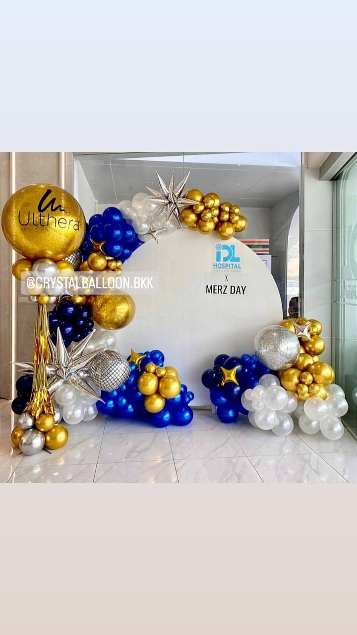 Organic Backdrop ฉากกลม ขนาด 2x2 เมตร Theme น้ำเงิน-ทองโครเมี่ยม พร้อม ประดับฟอยล์ พร้อม เสาลูกโป่ง เปิดงาน Bubble 36" 1 เสา พร้อมตกแต่ง สามารถเปลี่ยนสีลูกโป่ง/เปลี่ยนข้อความ/เปลี่ยนฟอยล์ตกแต่งได้