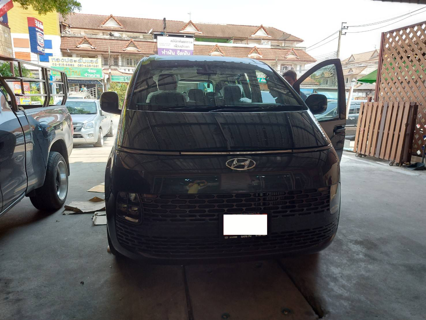 ผ้ายางปูพื้นรถตู้ กระดุมเล็ก PVC Hyundai Staria 2.2d 11 ที่นั่ง
