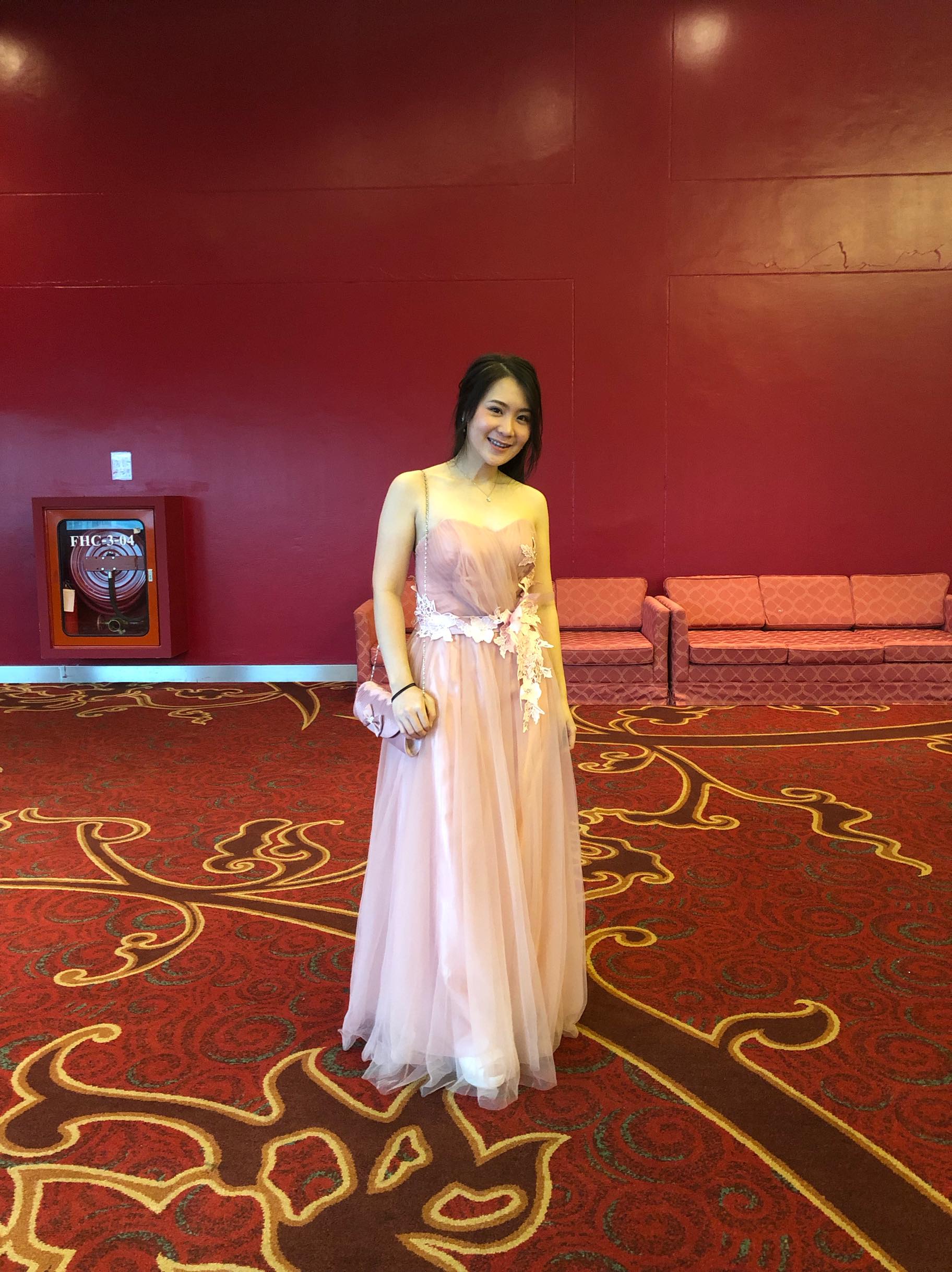 พร้อมเช่า ชุดราตรียาว เกาะอก สีชมพูหวาน ผ้าตาข่ายทั้งชุด อกจับจีบ แต่งดอกคาดเอว & พร้อมเม็ดคริสตัลหรู