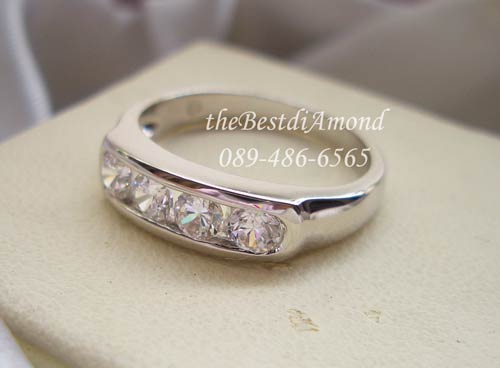 BR963RD+++แหวนล็อค 4 เม็ด+++แหวนแถวงามๆอีกแบบ โชว์เพชรขนาด 12 ตัง จำนวน 4 เม็ด แวววาวมากๆๆ ใส่ติดนิ้วได้ทุกโอกาส แบบนี้ใส่เป็นแหวนคู่ได้เลยค่ะ