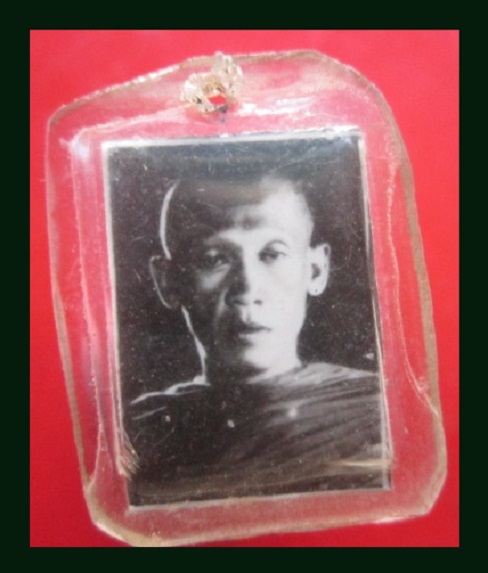 @@รูปภาพขาวดำเก่า@@@ รูปภาพขาวดำหลวงพ่อเก่าหลังจารมือคับผม รุปภาพแท้ ใครรูที่นิมนต์กลับวัดคับผม@@@