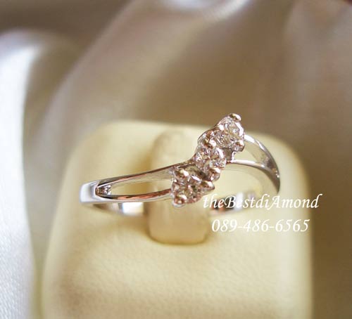 BR967RD+++แหวนแถวแบบตั้ง+++ แหวนน่ารักๆ เรียบๆ ไม่หรูหรามาก ใส่ติดนิ้วได้เลย เพชรสวยวิ๊งๆค่ะ ตัวเรือนบางนิดๆ ใส่แล้วนิ้วเรียวสวย