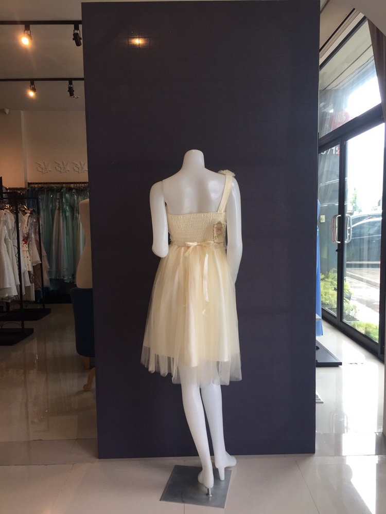 พร้อมส่ง ชุดราตรีสั้น เพื่อนเจ้าสาว แบบ E ไหล่เดียว ดอกไหล่ซ้าย แต่งลูกไม้นูนช่วงอกสวย สีครีม (จับสม๊อกด้านหลัง)