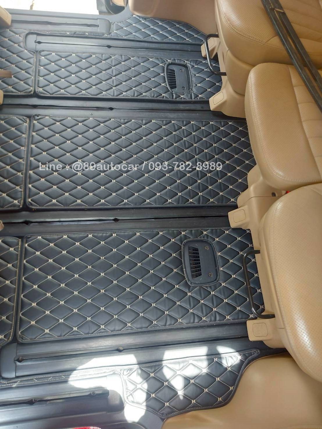 พรมปูพื้นรถตู้ Hyundai H1 Deluxe 2011 ปูพรม6D สีดำด้ายทอง เต็มคัน