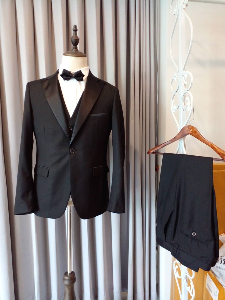 พร้อมเช่า ชุดสูททักซิโด้ สีดำ ปกแหลม (พร้อมเสื้อกั๊ก) Tuxedo Suit with Peak Lapels