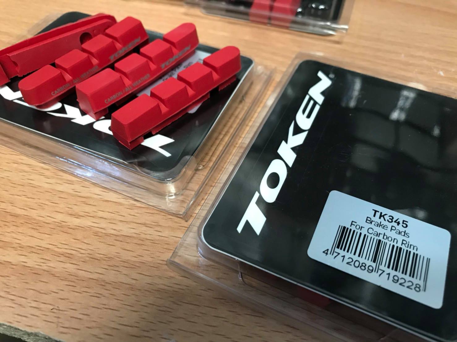 ผ้าเบรคสำหรับขอบล้อคาร์บอน TOKEN TK345 Carbon Brake Pads ผ้าเบรคคาร์บอน