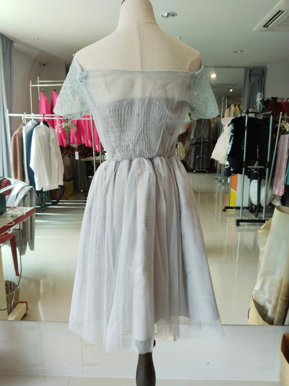 พร้อมส่ง ชุดราตรีสั้น ปาดไหล่ลูกไม้ กระโปรงตาข่าย สีเทา(จับสม๊อกด้านหลัง)