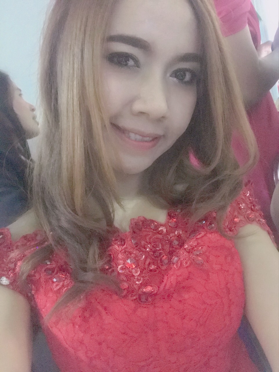 พร้อมส่ง ชุดราตรีสั้น แบบปาดไหล่เซ็กซี่ เข้ารูป สีแดง ผ้าลูกไม้ แต่งเลื่อมสุดหรู (เชือกผูกหลัง)