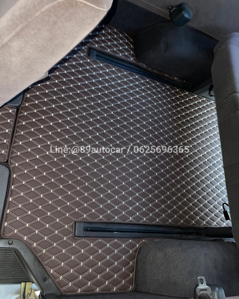 พรมปูพื้นรถตู้ Toyota Hiace ปูพรมVVIP สีกาแฟด้ายทอง ตัดเข้ารูป เต็มคัน