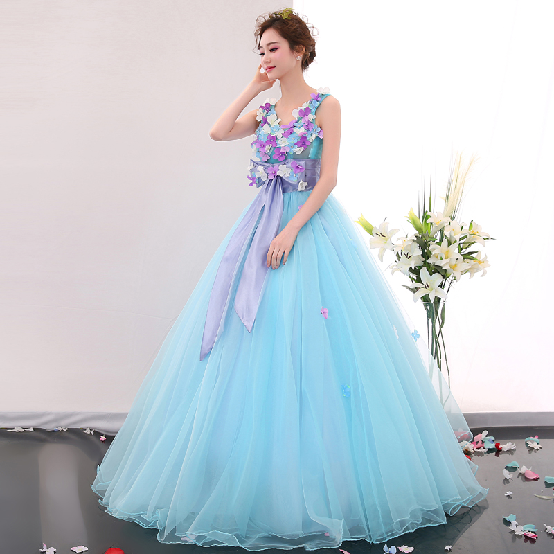 พร้อมเช่า ชุดแฟนซียาว แบบแขนกุด กระโปรงผ้าแก้ว ช่วงบนเป็นผ้าตาข่าย แซมด้วยดอกและผูกโบว์ช่วงเอว สวยมาก สีฟ้า (เชือกผูกหลัง)