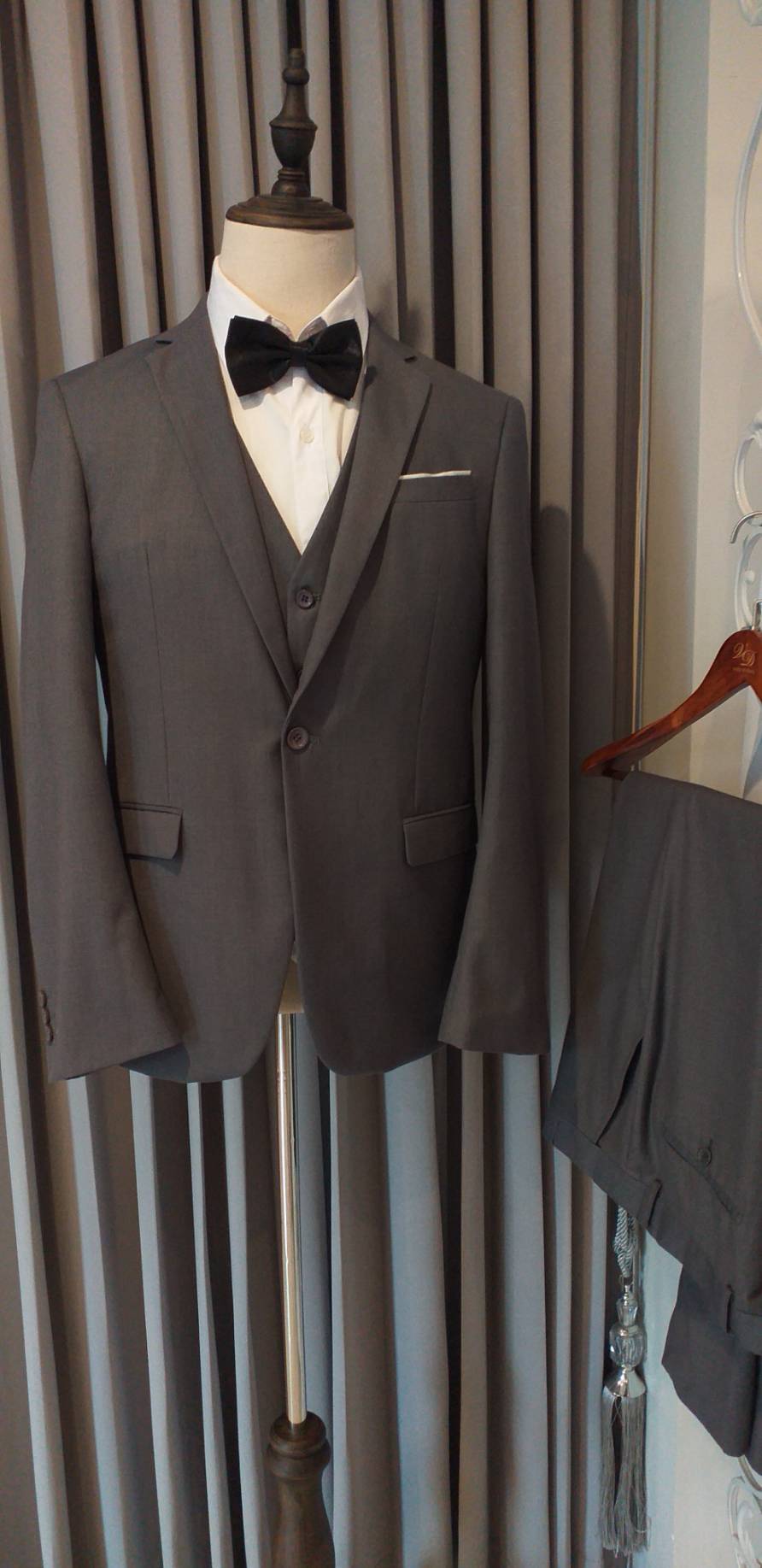 พร้อมเช่า ชุดสูทชาย สีเทาเข้ม เข้ารูป พร้อมเสื้อกั๊ก