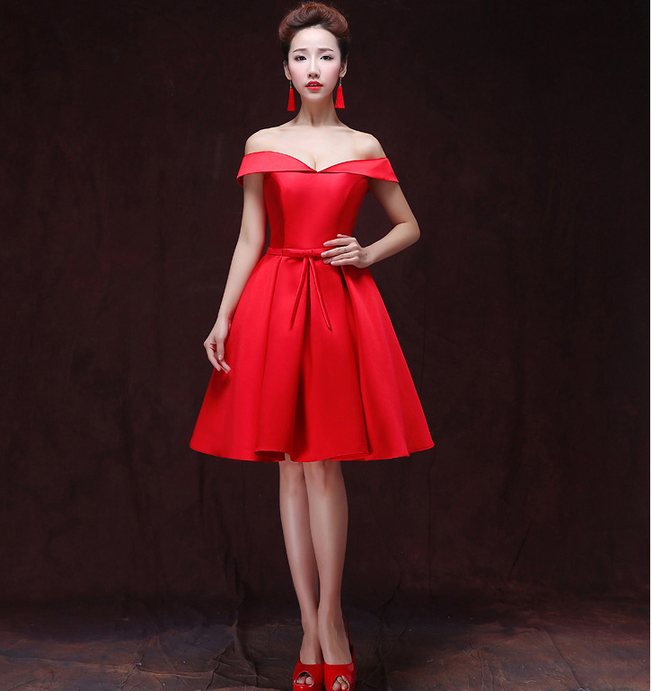 พร้อมเช่า ชุดราตรีสั้น แบบไหล่ปาด สไตล์วินเทจผ้าไหมดัชเชส กระโปรงทรงA แต่งโบว์ช่วงเอว (เชือกผูกหลัง) สีแดง