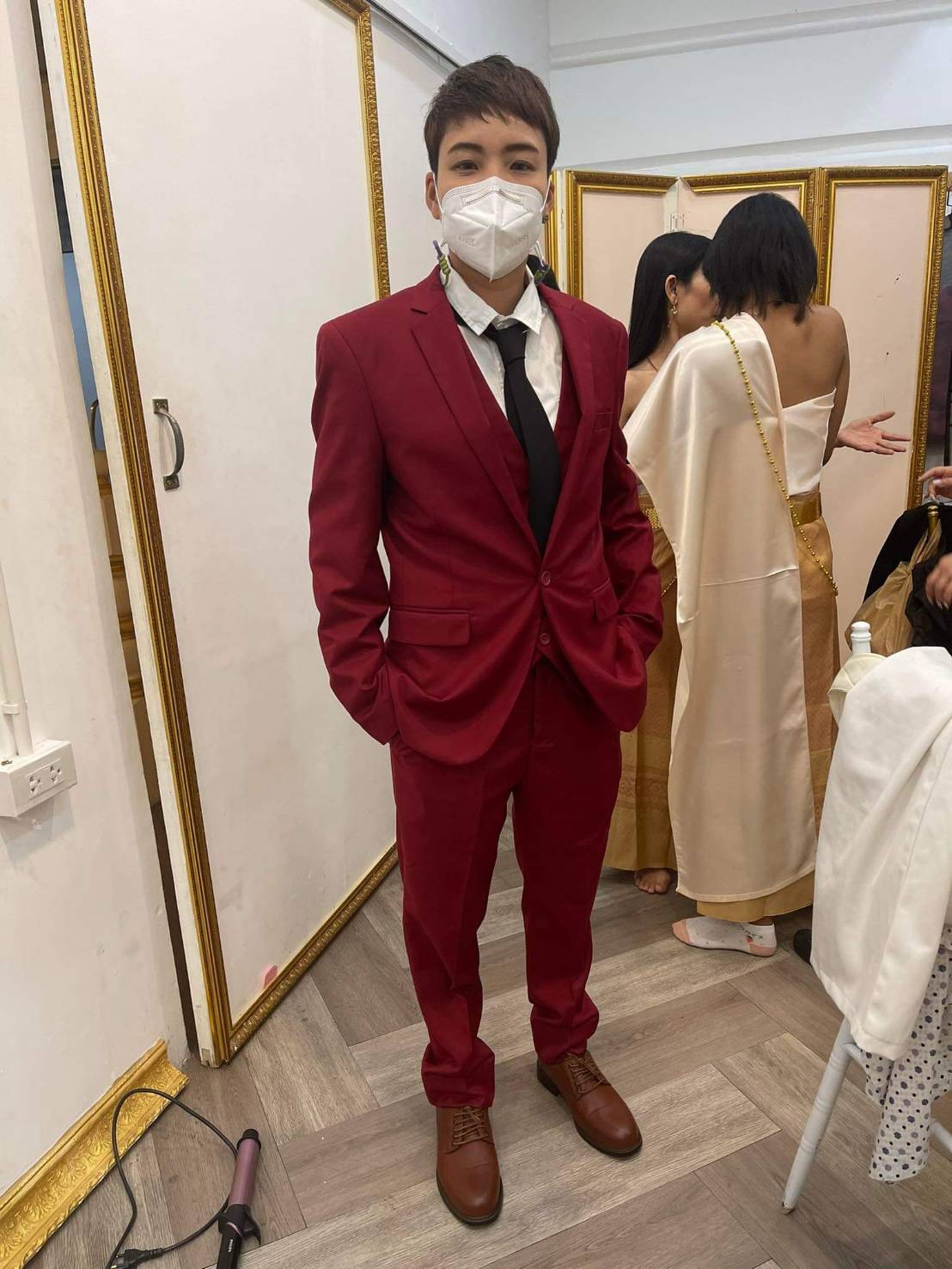 พร้อมเช่า ชุดสูทชาย สีไวน์แดง เข้ารูป พร้อมเสื้อกั๊ก