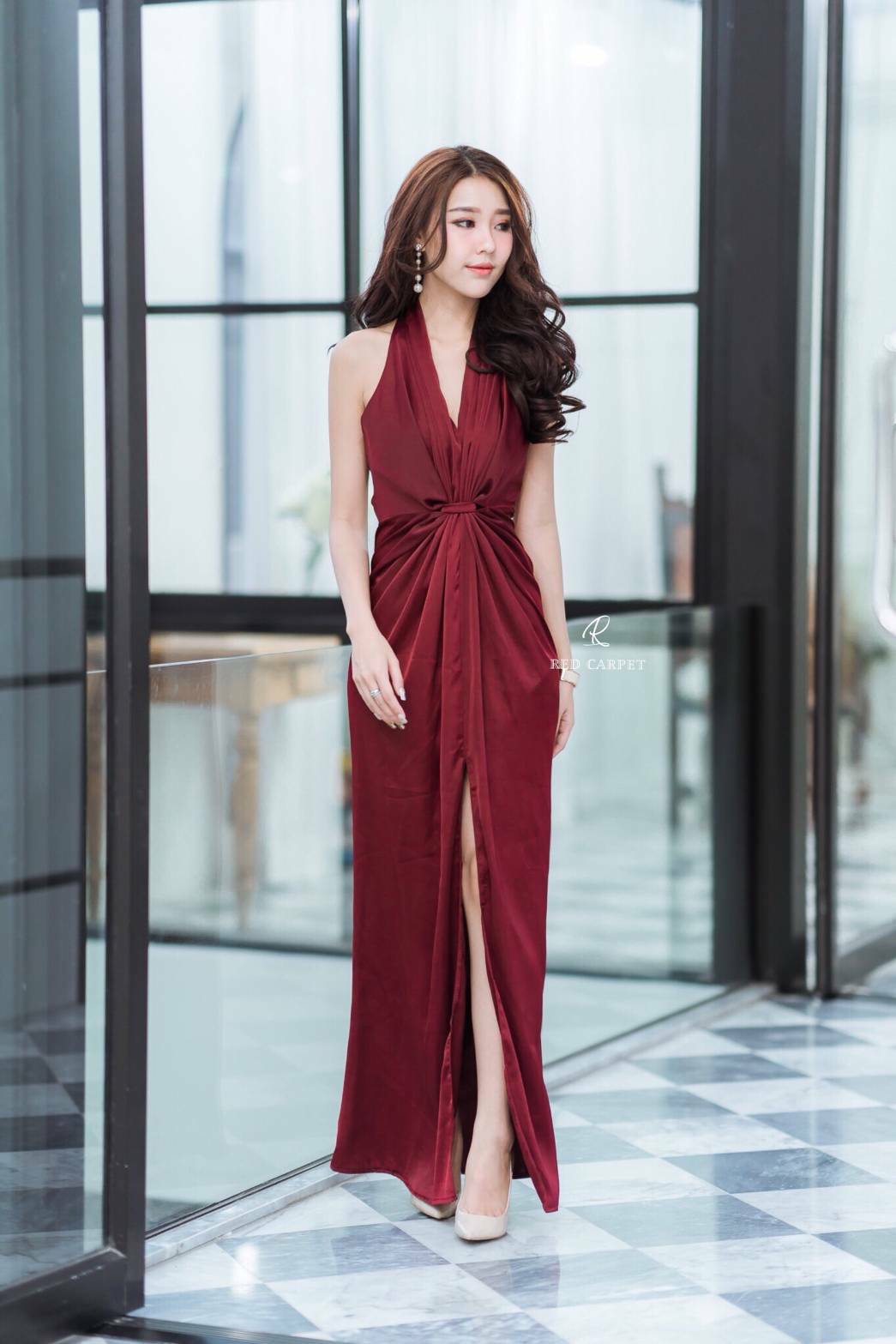 พร้อมเช่า ชุดราตรียาว ชุดเดรส แนวคล้องคอ จับเดรปหน้า สีแดงเบอร์กันดี สีไวน์แดง