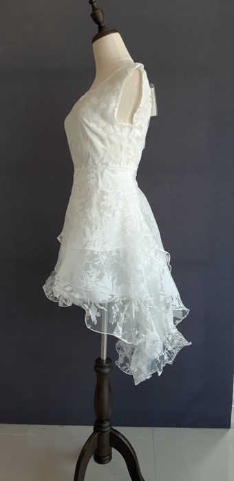 Pre-order เดรสขาว พรีเวดดิ้ง หน้าสั้นหลังยาว แขนกุด ลายดอกไม้ เรียบหรู