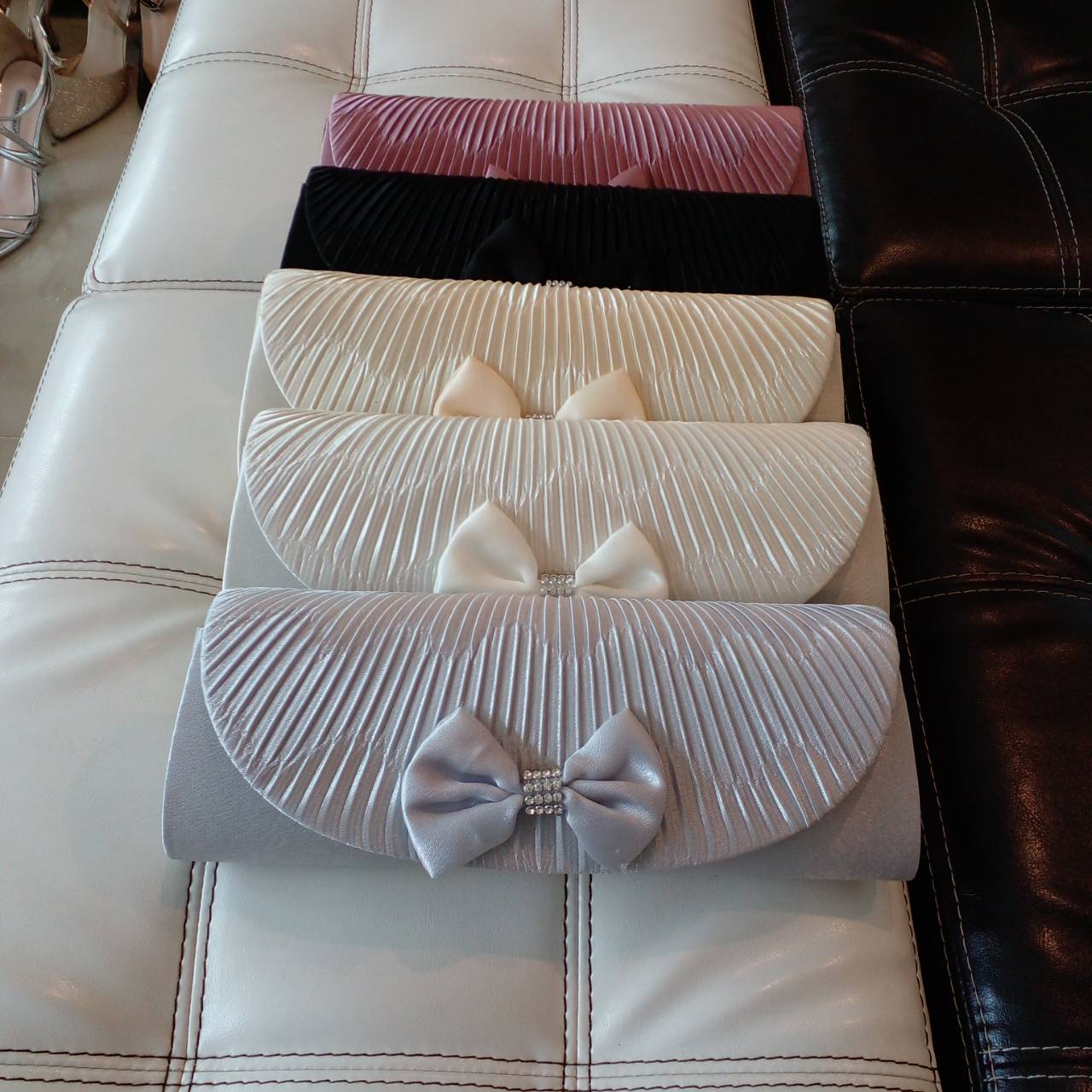 Sale พร้อมส่ง Evening Clutch กระเป๋าออกงาน ผ้าซาตินอัดพลีต แต่งโบว์ (เหลือสีชมพูนู้ดกับสีดำ)