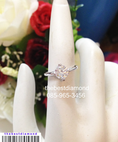 BR974RD++แหวนเพชรเม็ดเดี่ยวขนาด 80 ตัง ขนาด รูปแบบยอดนิยมวางเพชรเฉียงๆ ดูทันสมัย เหมือนของจริงม๊าก เพชรวิบๆปิ๊งๆใส่แทนแหวนแต่งงานสบายๆ ไม่มีล้าสมัย
