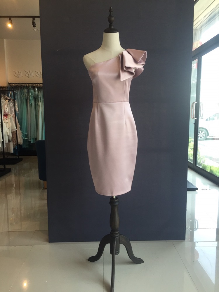 พร้อมเช่า ราตรีสั้น เดรสไหล่เดียว ผ้าดัชเชส ทรงเข้ารูป แต่งระบาย สีชมพู