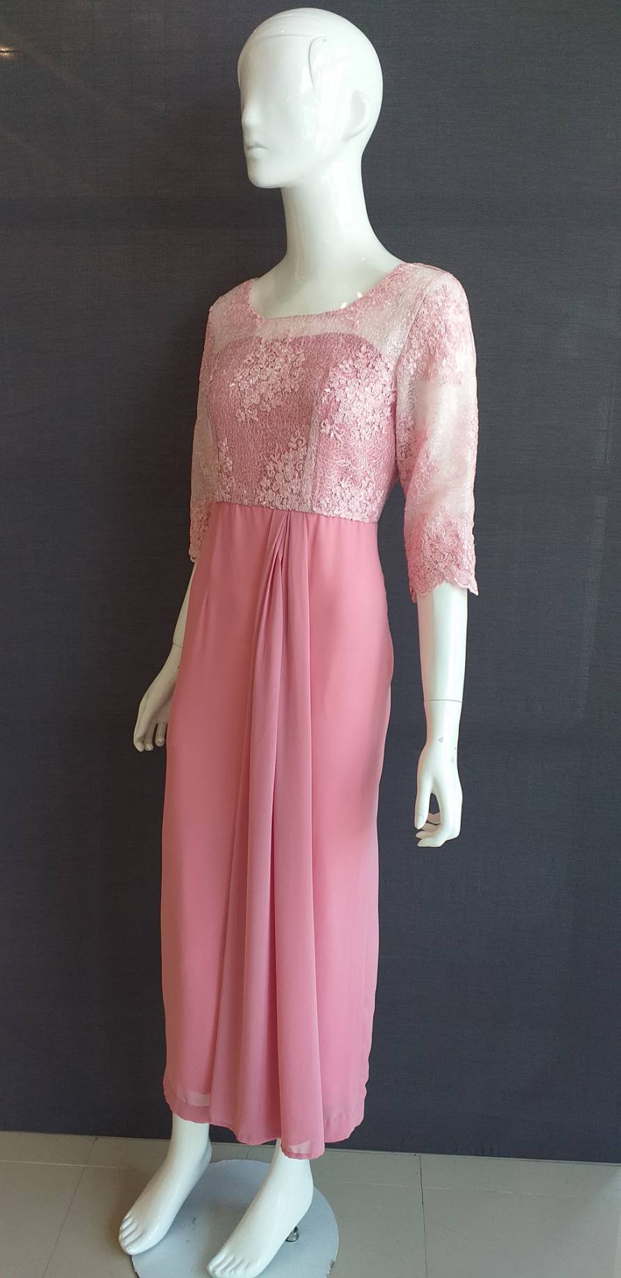 พร้อมเช่า ชุดไทยคุณแม่ เดรสเสื้อลูกไม้ เดรสยาว เรียบหรู สีกลีบบัว