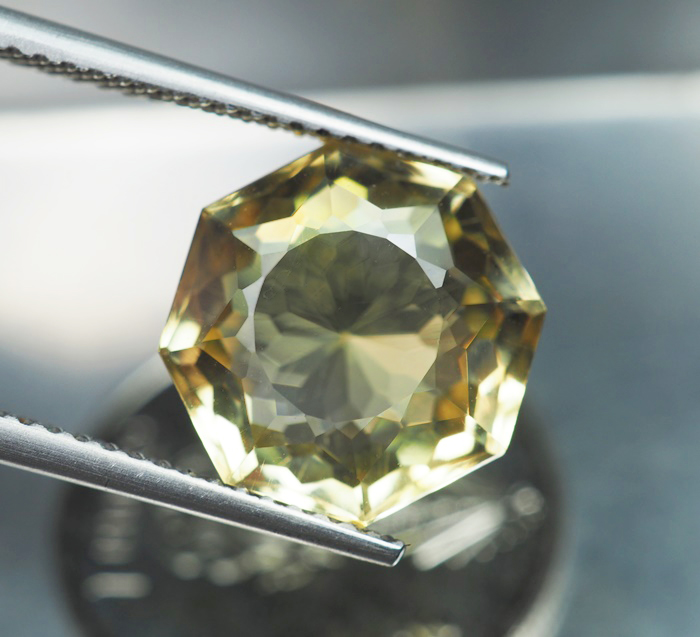 พลอยซิทรินสีเหลือง 2.55 กะรัตทรงแปดเหลี่ยม